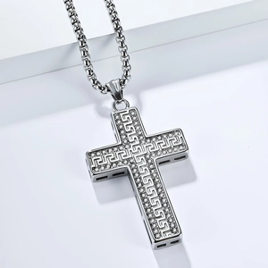 Detail van de zilveren kruishanger met Grieks motief en glinsterende micro-pave zetting