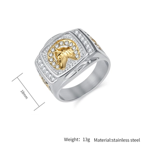 Makro-Detail des Herren-Pferdekopf-Rings aus vergoldetem Stahl mit Zirkonia-Steinen