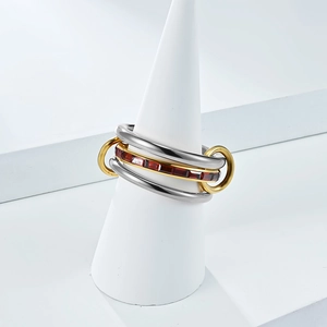 Vista detallada de un anillo de tres capas con piedras rojas y baño de oro 18K
