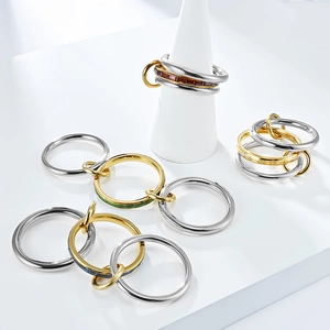 Anillos entrelazados de tres bandas con diamantes en acabado de oro de 18 quilates y plata