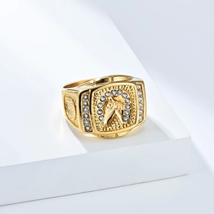 Nahaufnahme des Hip-Hop-Pferdekopfrings in 18K Gold mit funkelnden Strasssteinen