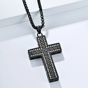 Heren kruis ketting van zwart titanium staal met meander patroon en zirkonia steen