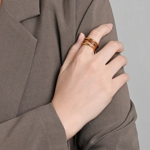 Set de tres anillos apilables de acero de titanio chapado en oro de 18K con gema ámbar rectangular