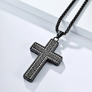 Detail van zwarte kruis ketting met Grieks patroon en pavé zirkonia steentjes