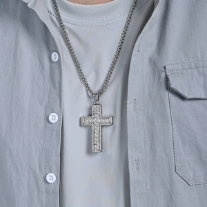 Hip hop kruis hanger voor heren met Griekse patronen en kristallen aan een zilveren ketting
