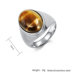 Vue macro d'une bague pour homme en acier inoxydable avec oeil de tigre ovale 20mm
