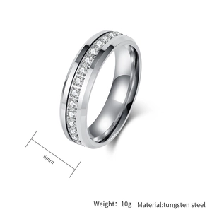 Detalle de anillo de tungsteno de 6 mm con incrustaciones de circonitas brillantes