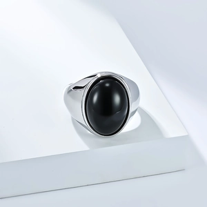 Détail macro d'une bague en acier pour homme sertie d'une grande pierre noire ovale