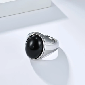 Détail d'une bague en acier poli ornée d'une grande pierre noire ovale de style vintage