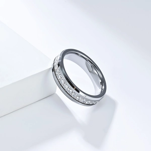 Detalle macro de anillo de acero de tungsteno con un círculo completo de circonitas