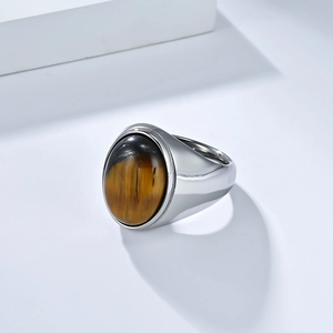 Détail d'une pierre œil-de-fauve sertie dans une bague en acier inoxydable poli pour homme