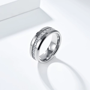Anillo de acero de tungsteno pulido con circonitas blancas engastadas en carril circular