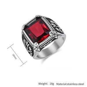 Detail eines Herren-Vintage-Rings mit rotem Edelstein und Gravur aus Edelstahl