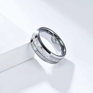 Primer plano de anillo de acero de tungsteno con circonitas transparentes circulares