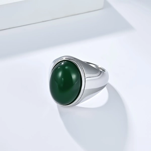 Bague en acier titane poli avec un cabochon ovale en pierre précieuse vert émeraude
