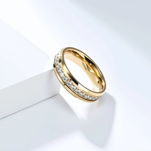 Vista macro de anillo de tungsteno dorado con circonitas blancas engastadas en círculo
