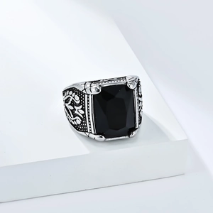 Makroansicht des Vintage-Titanstahlrings mit Gravuren und schwarzem Edelstein
