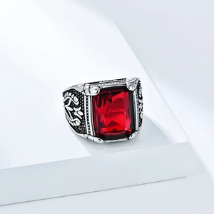 Detail eines Vintage-Stahlrings mit großem rotem Edelstein und kunstvoller Gravur am Rand