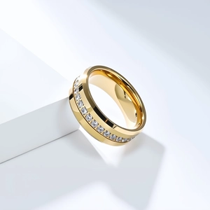 Detalle de anillo de tungsteno dorado con círculo completo de circonitas brillantes