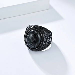 Dettaglio macro di anello vintage in acciaio al titanio nero con pietra turchese ovale
