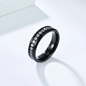 Detalle de anillo de carburo de tungsteno negro con cristales y bordes pulidos