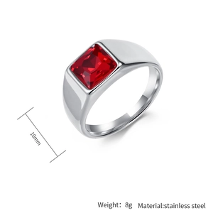 Detailansicht eines Herrenrings aus Edelstahl mit einem großen roten Schmuckstein