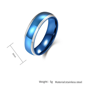Détail d'une bague en acier inoxydable bicolore de 6mm en bleu roi et argent