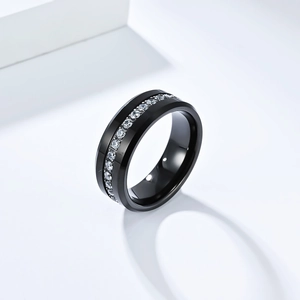Detalle macro del anillo de tungsteno negro con piedras de circonita blanca engastadas