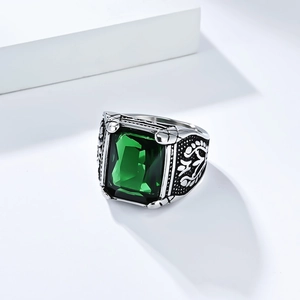Retro-Edelstahlring für Herren mit großem smaragdgrünen Edelstein und Vintage-Gravurdetails