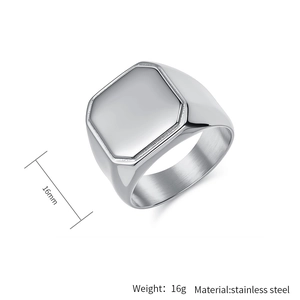 Détail de la bague chevalière hexagonale polie de 16mm en acier inoxydable durable