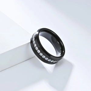 Primer plano de un anillo de tungsteno negro con circonitas engastadas en todo el círculo