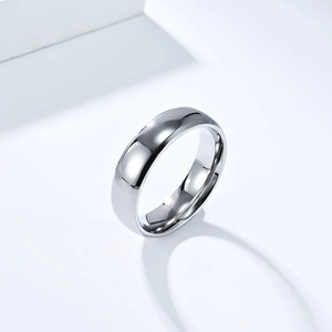 Gros plan détaillé d'une bague en acier titane argenté poli avec finition miroir lisse