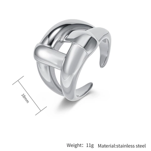 Vue détaillée d'une bague nœud en acier inoxydable de 18mm pesant 11g pour femme
