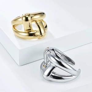 Bagues minimalistes en titane or et argent avec un design abstrait tressé évidé