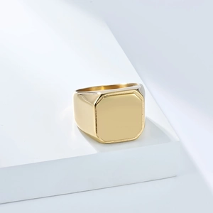 Vue détaillée d'une bague chevalière octogonale en or poli sur support blanc
