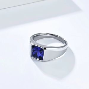 Poliertem Edelstahlring mit einem großen quadratisch geschliffenen blauen Edelstein