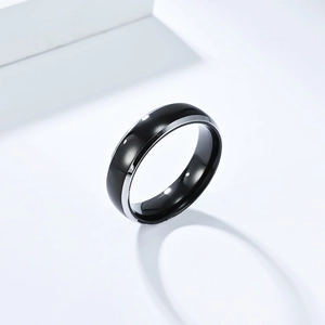 Vue détaillée d'une bague minimaliste bicolore noir et argent en acier inoxydable