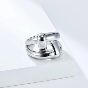 Vue détaillée de la bague en argent à structure entrelacée avec finition miroir poli