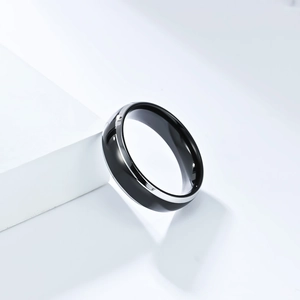 Bague minimaliste en acier titane noir et argent avec finition miroir polie et anneau large