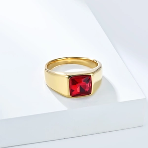 Minimalistischer goldener Edelstahl Siegelring mit großem quadratischem rotem Stein
