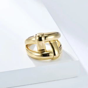 Détail de la bague en acier inoxydable plaqué or 18K avec design de nœud poli