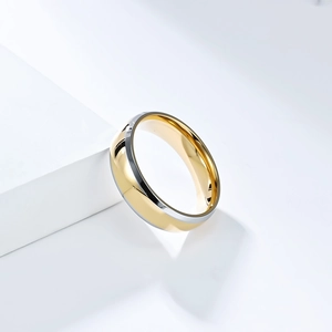 Bague minimaliste bicolore en acier titane avec finition miroir polie et brillante