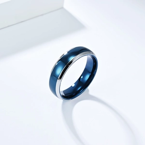 Vue macro d'une bague bicolore en acier inoxydable avec centre bleu et bords polis