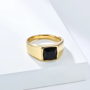 Makroaufnahme eines polierten Gold-Siegelrings mit quadratischem schwarzem Onyx-Stein