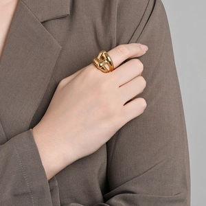 Bague grain de café dorée en acier titane poli pour un style de mode minimaliste chic