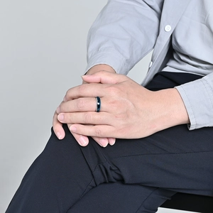 Bague minimaliste en acier titane bicolore avec finition miroir bleue et argentée