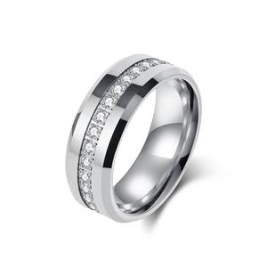 Anillo de acero de tungsteno pulido con incrustaciones de circonitas brillantes