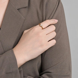 Elegant 18K gold plated titanium ring with zircon stone and intertwined band design