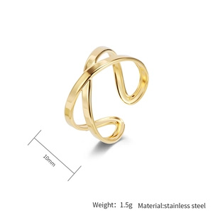 Detail view of 18K gold plated stainless steel X-cross ring with 10mm width and 1.5g weight