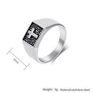 Détail de la bague chevalière pour homme en acier inoxydable avec motif croix gravé